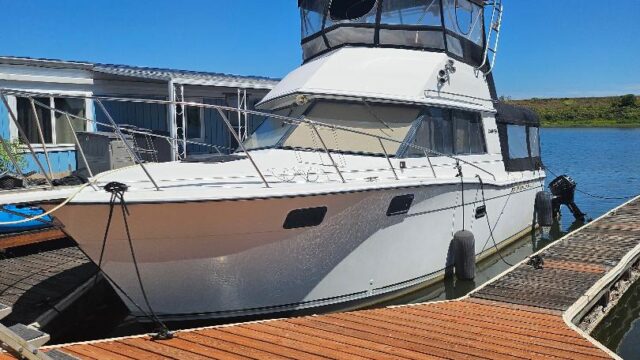 Carver 32′ Convertible – $19,999.00