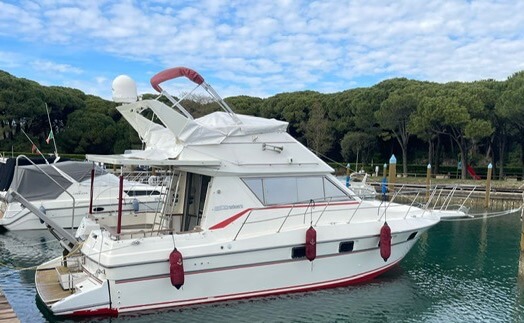 Cruisers 3380 fly bridge yacht – €39,000.00