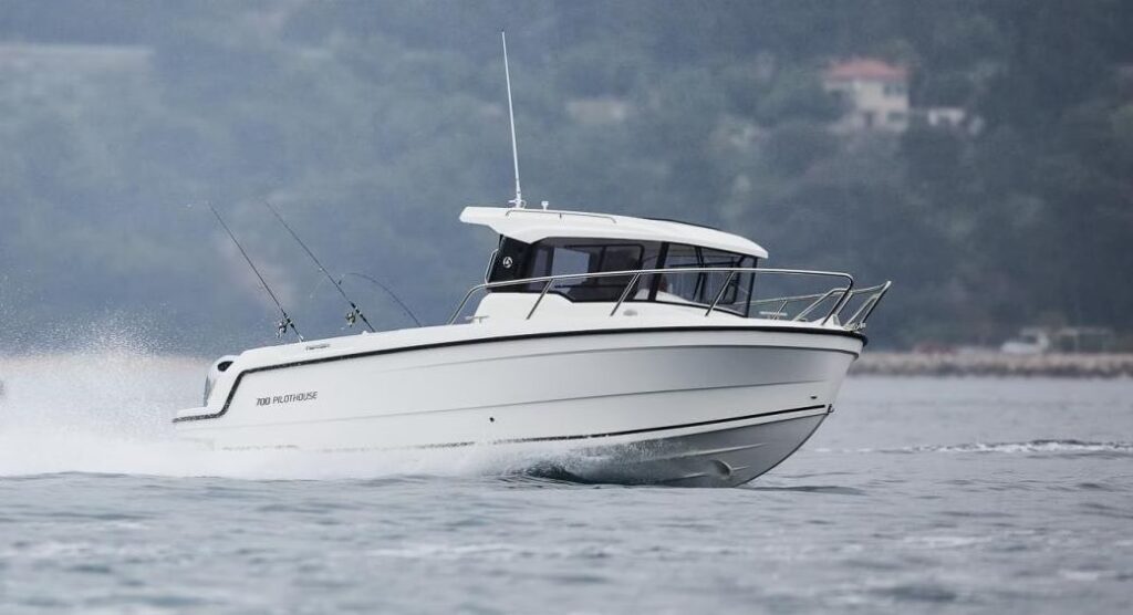 Parker-700-Pilothouse-19