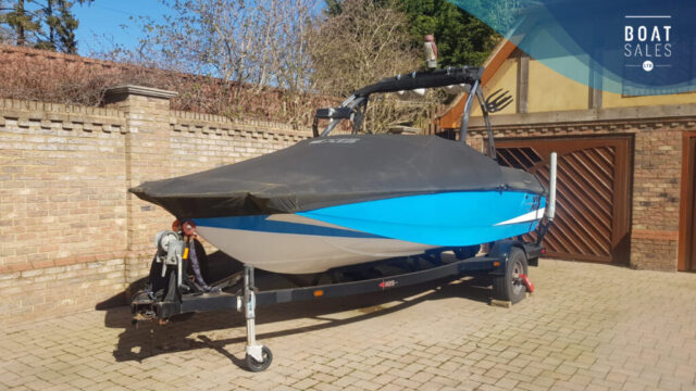 2013 Axis A20 £36,995
